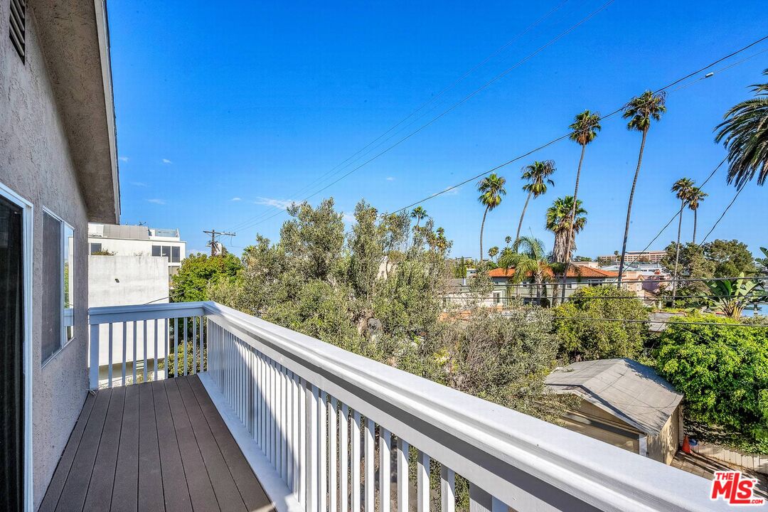 466 S Venice Blvd