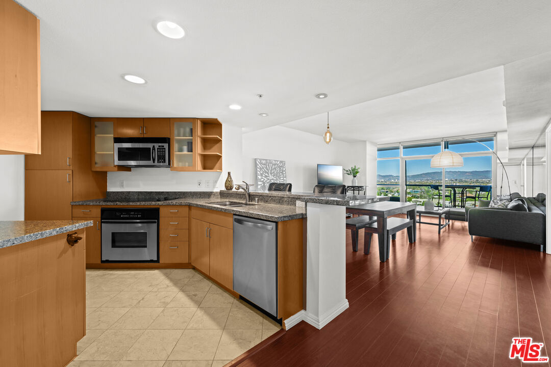 13700 Marina Pointe Dr Unit: 1007