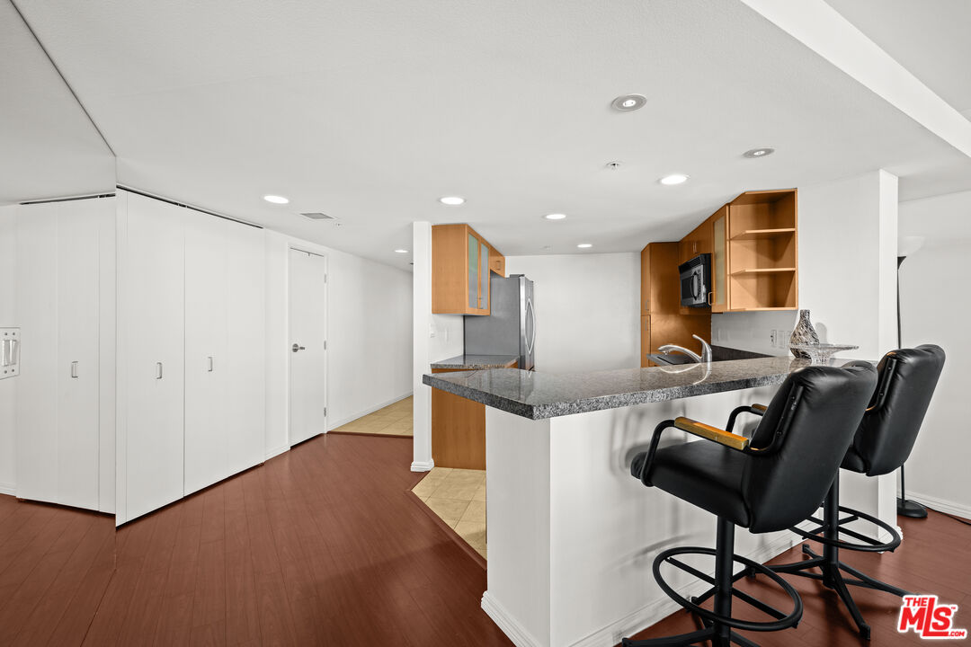 13700 Marina Pointe Dr Unit: 1007