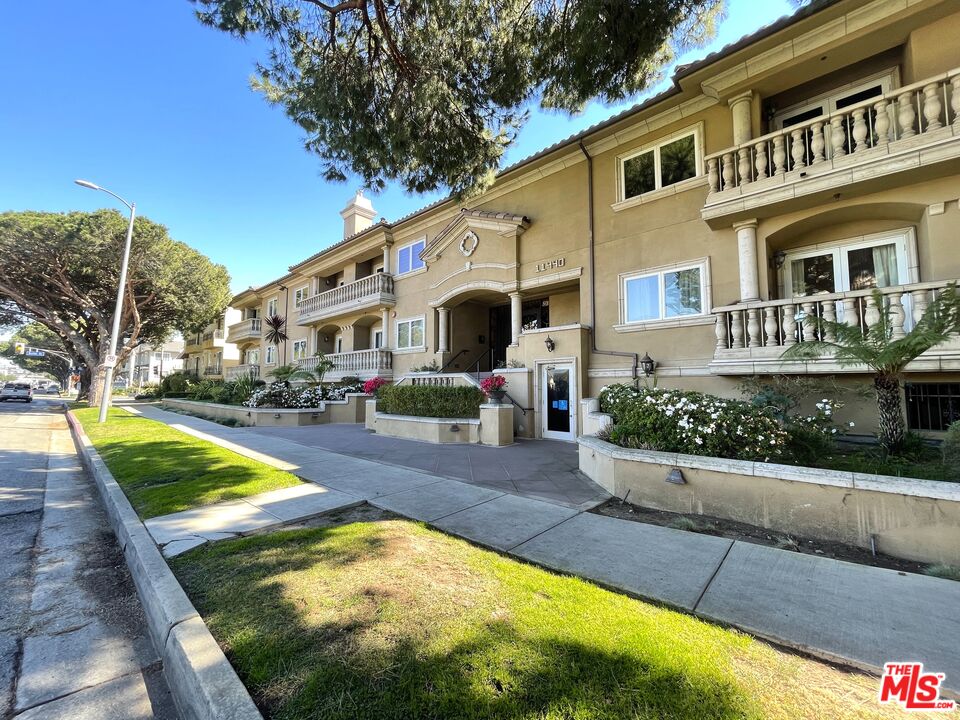 11440 National Blvd Unit: 8