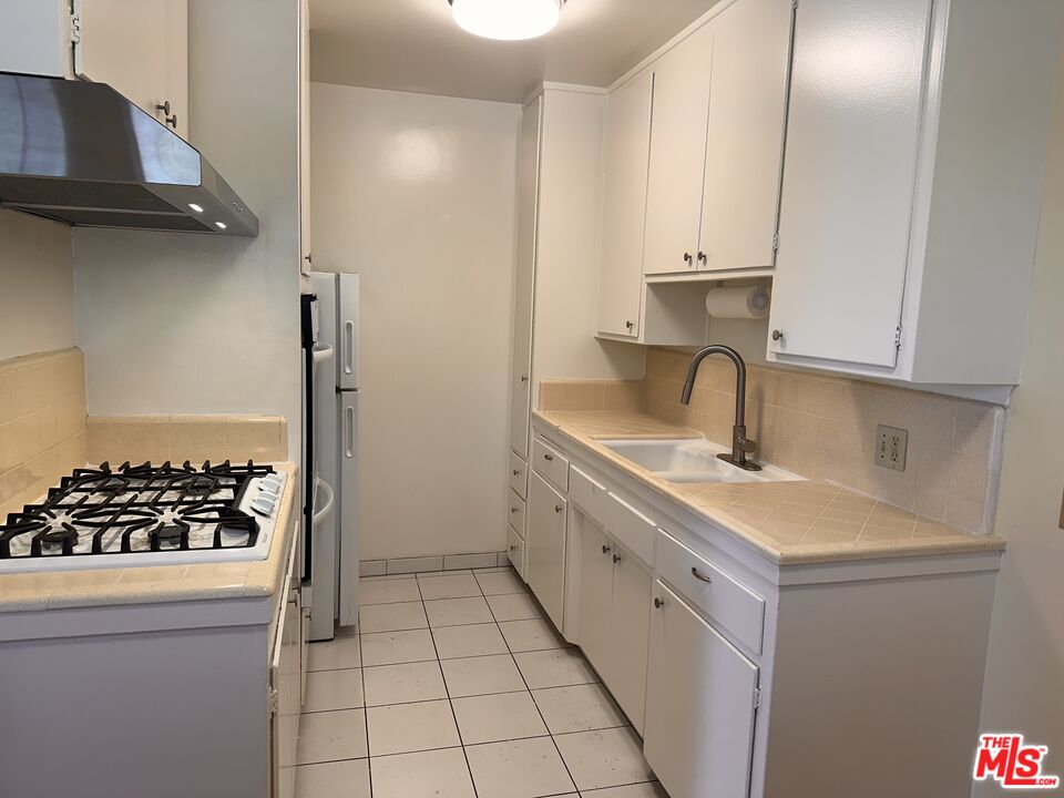 5411 S Centinela Ave Unit: 4