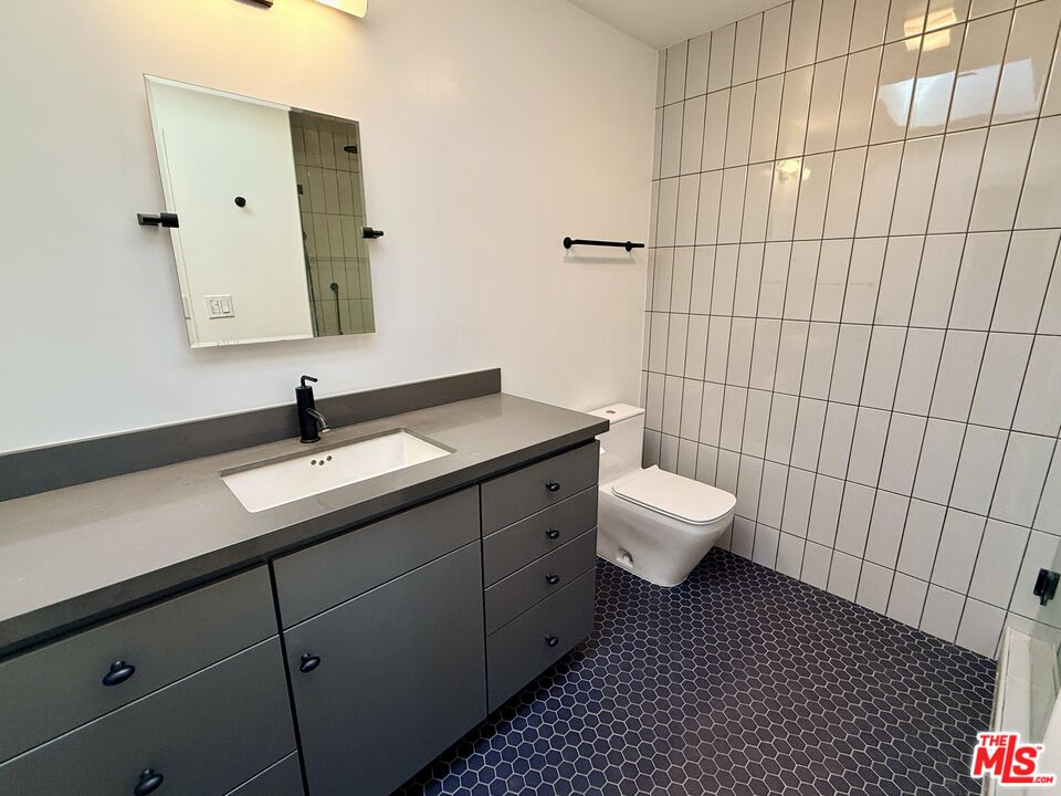 5215 S Sepulveda Blvd Unit: 11B