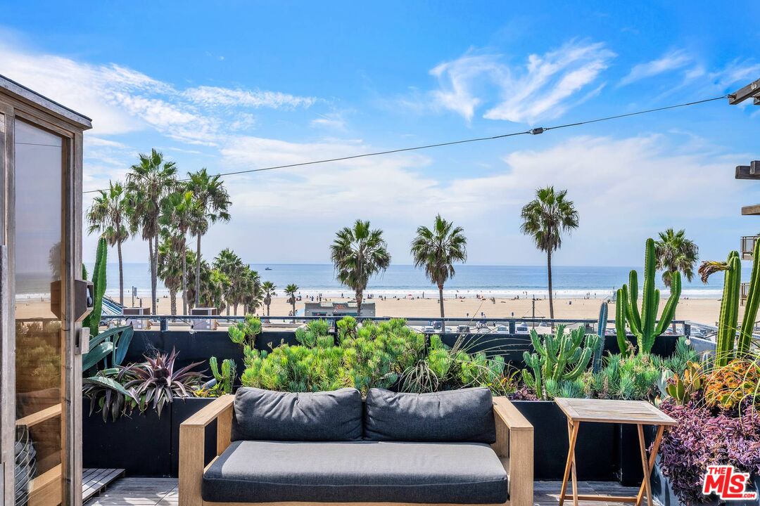 17 N Venice Blvd