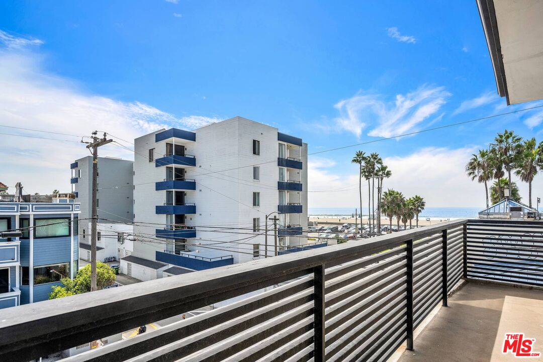 17 N Venice Blvd