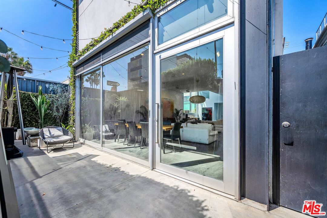 17 N Venice Blvd