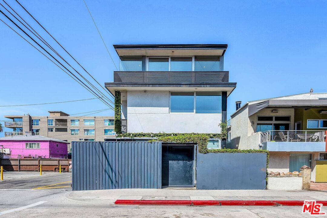 17 N Venice Blvd