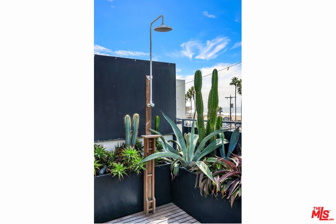 17 N Venice Blvd