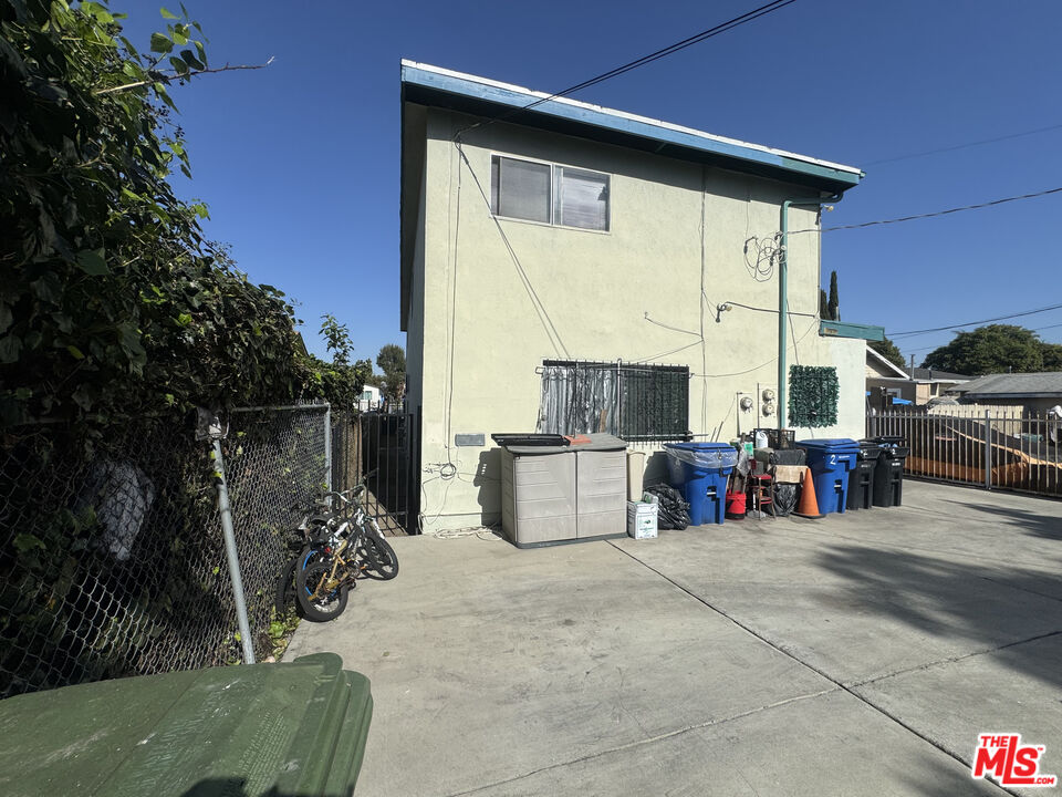 218 E 76th Pl
