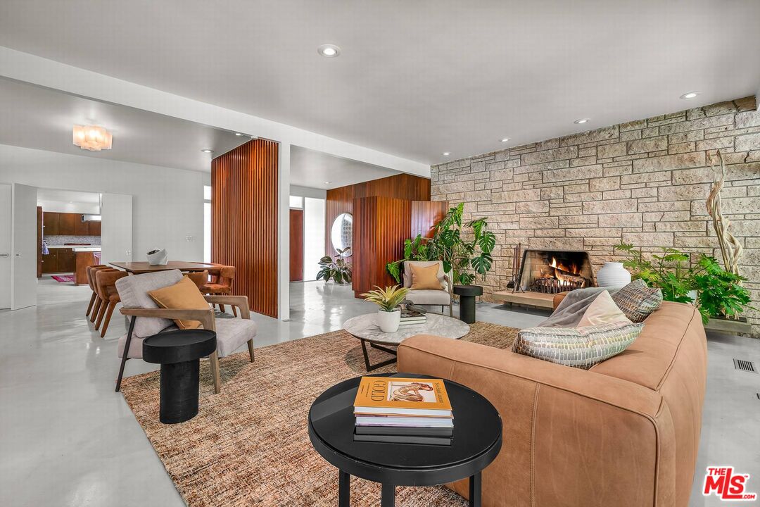 3700 Hayvenhurst Ave