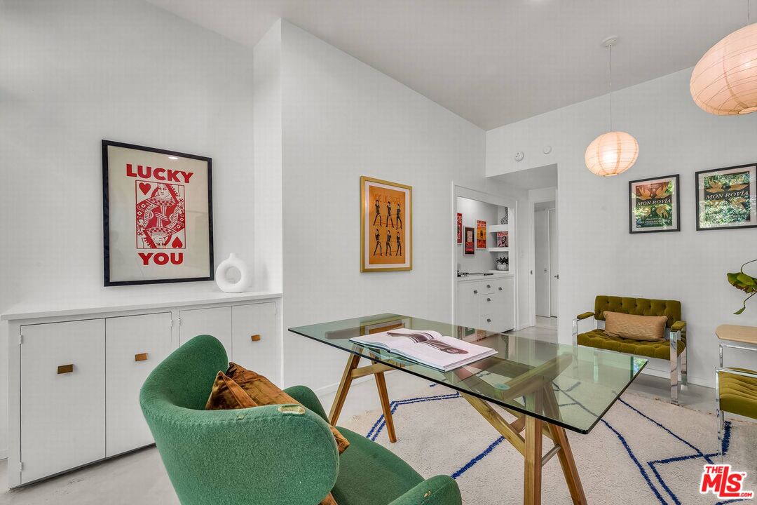 3700 Hayvenhurst Ave