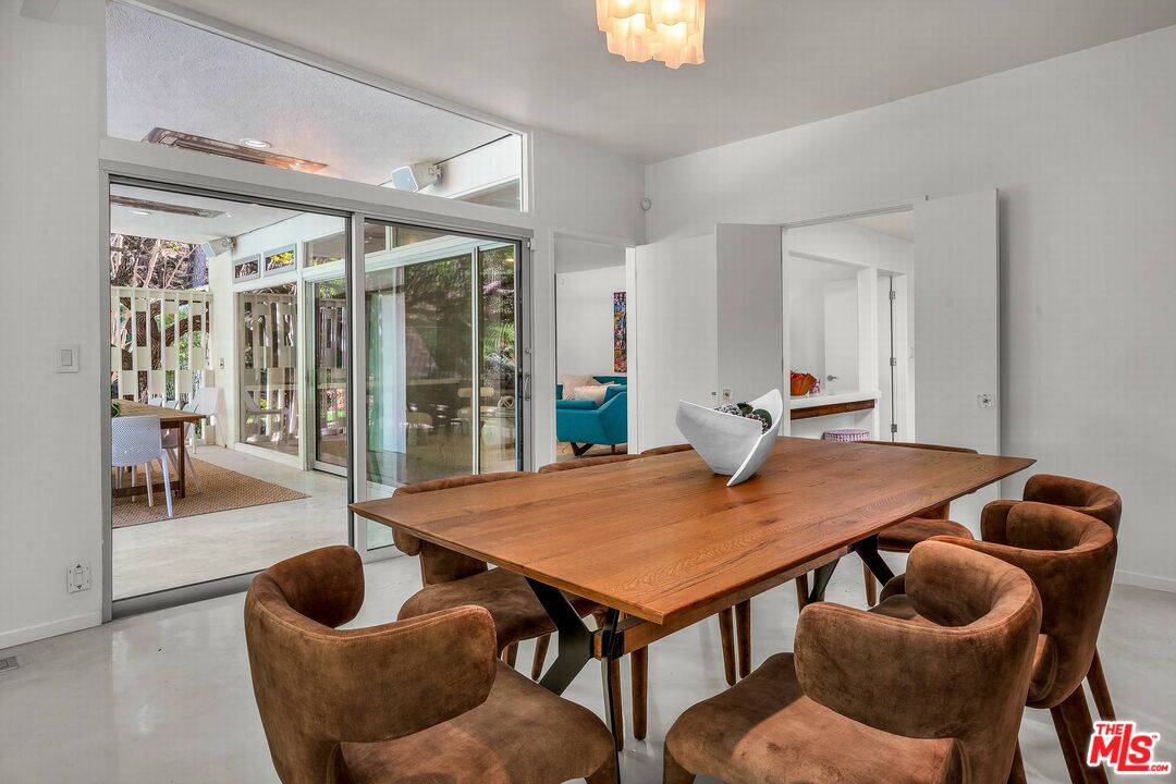 3700 Hayvenhurst Ave