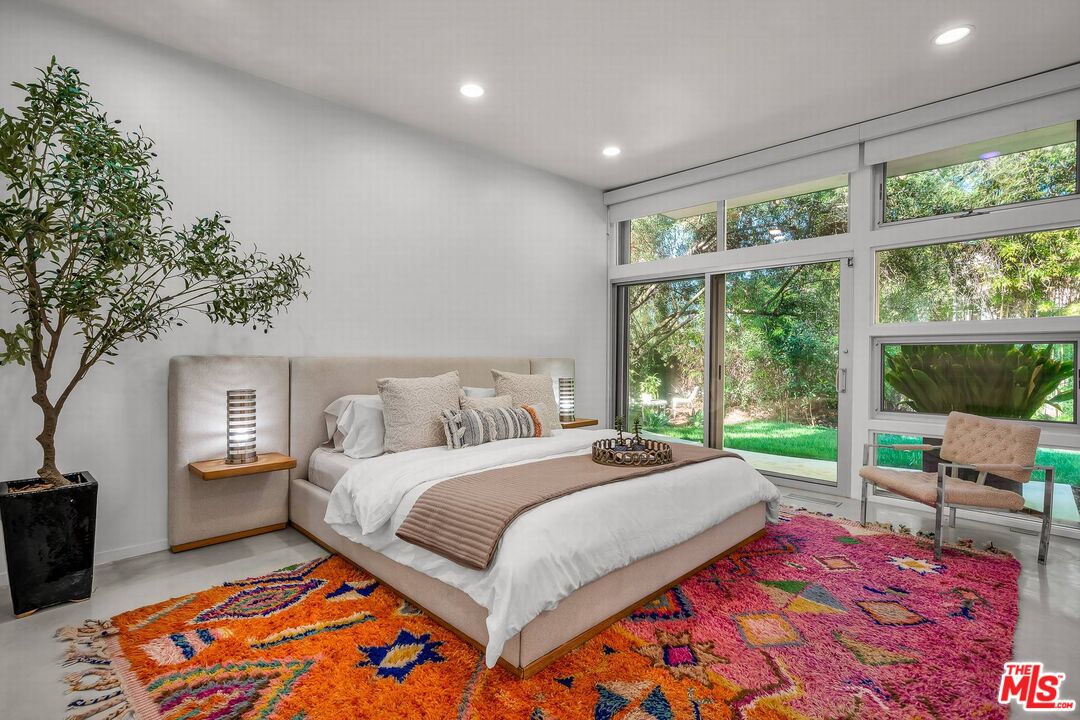 3700 Hayvenhurst Ave