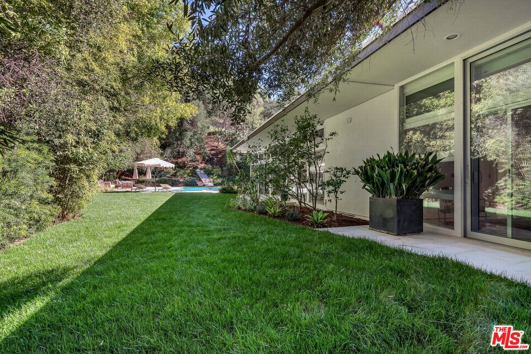 3700 Hayvenhurst Ave