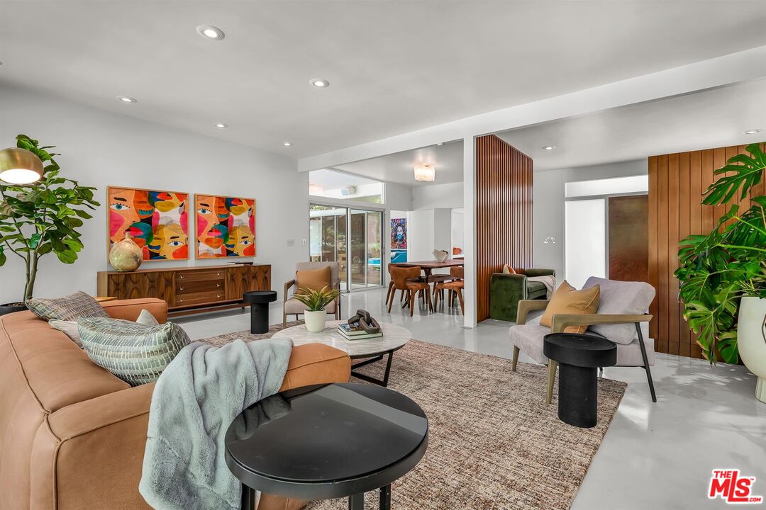 3700 Hayvenhurst Ave