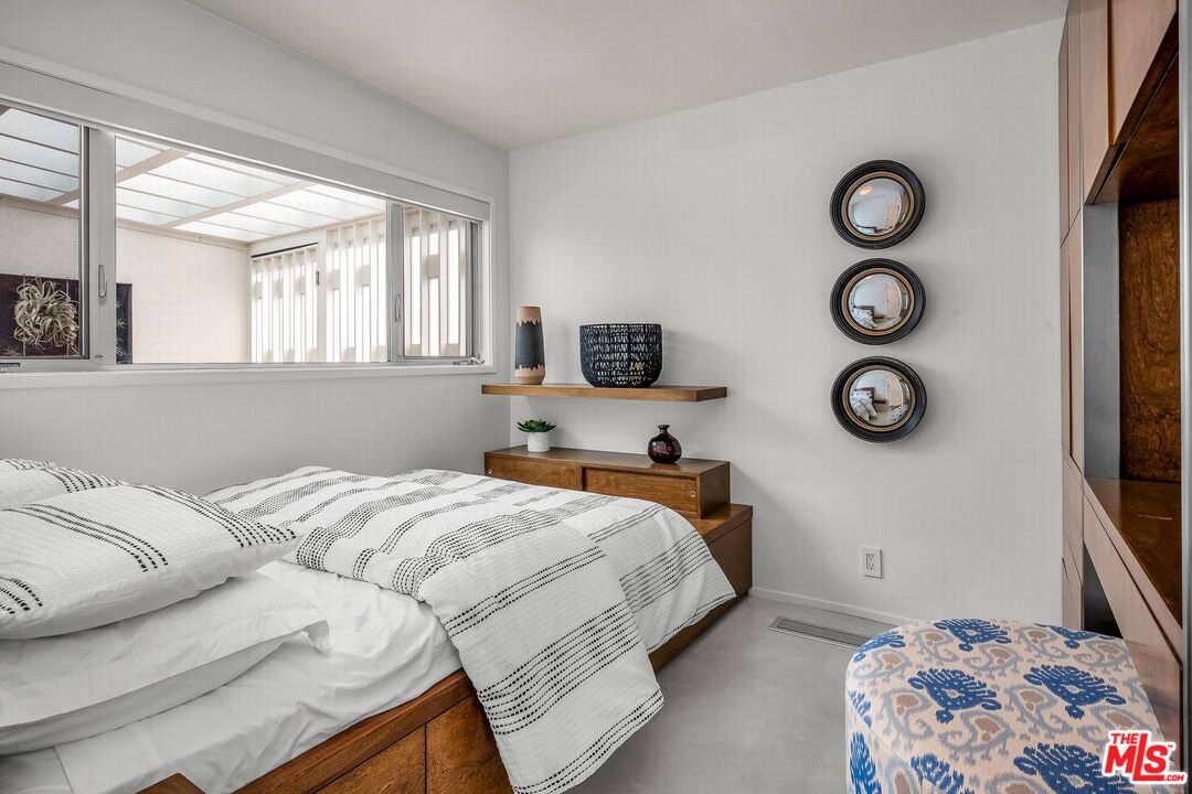 3700 Hayvenhurst Ave