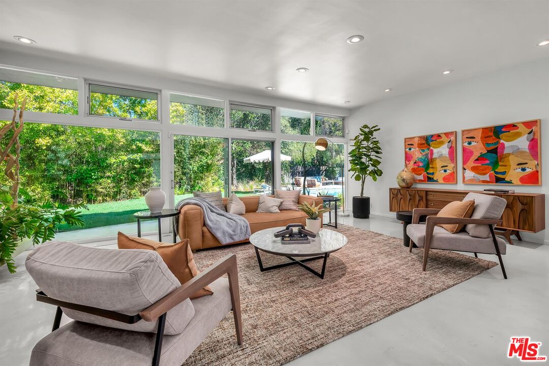 3700 Hayvenhurst Ave