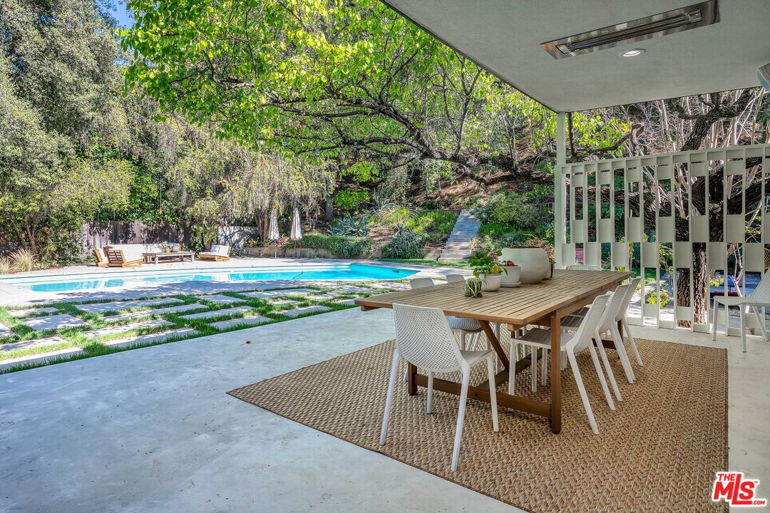 3700 Hayvenhurst Ave