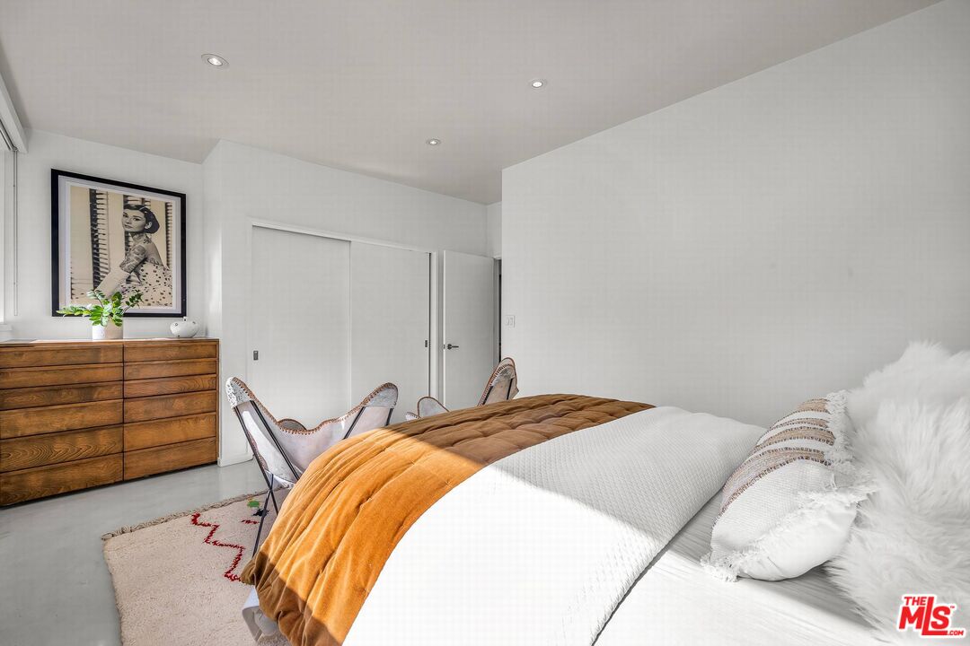 3700 Hayvenhurst Ave