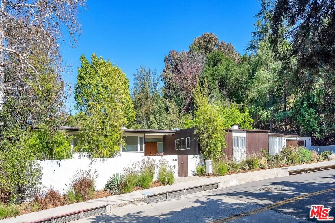 3700 Hayvenhurst Ave