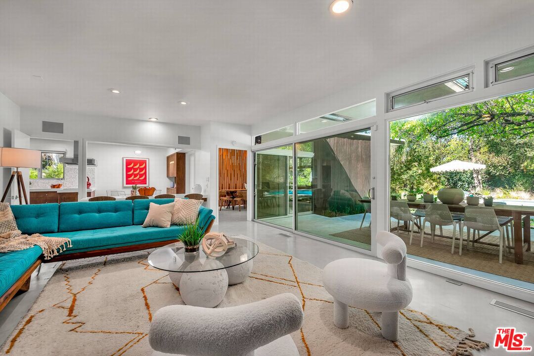 3700 Hayvenhurst Ave