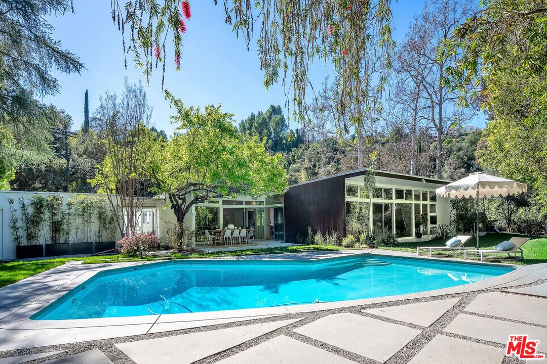 3700 Hayvenhurst Ave