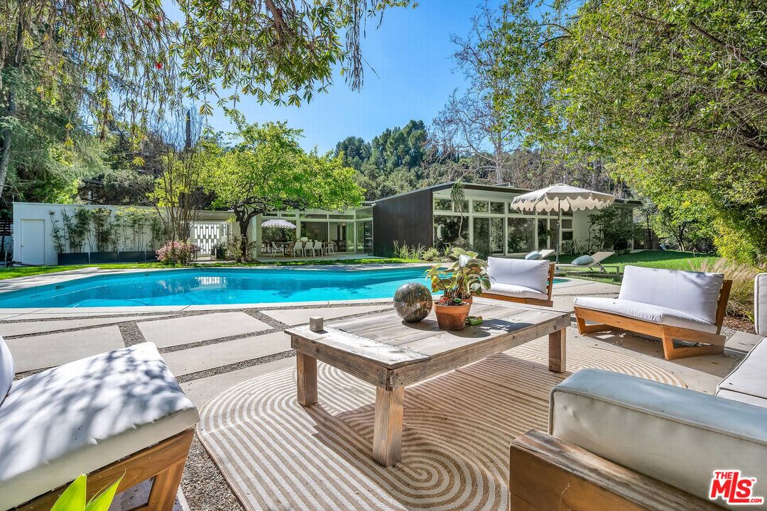 3700 Hayvenhurst Ave