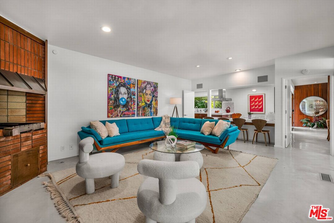 3700 Hayvenhurst Ave