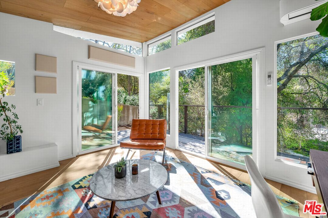 3700 Hayvenhurst Ave