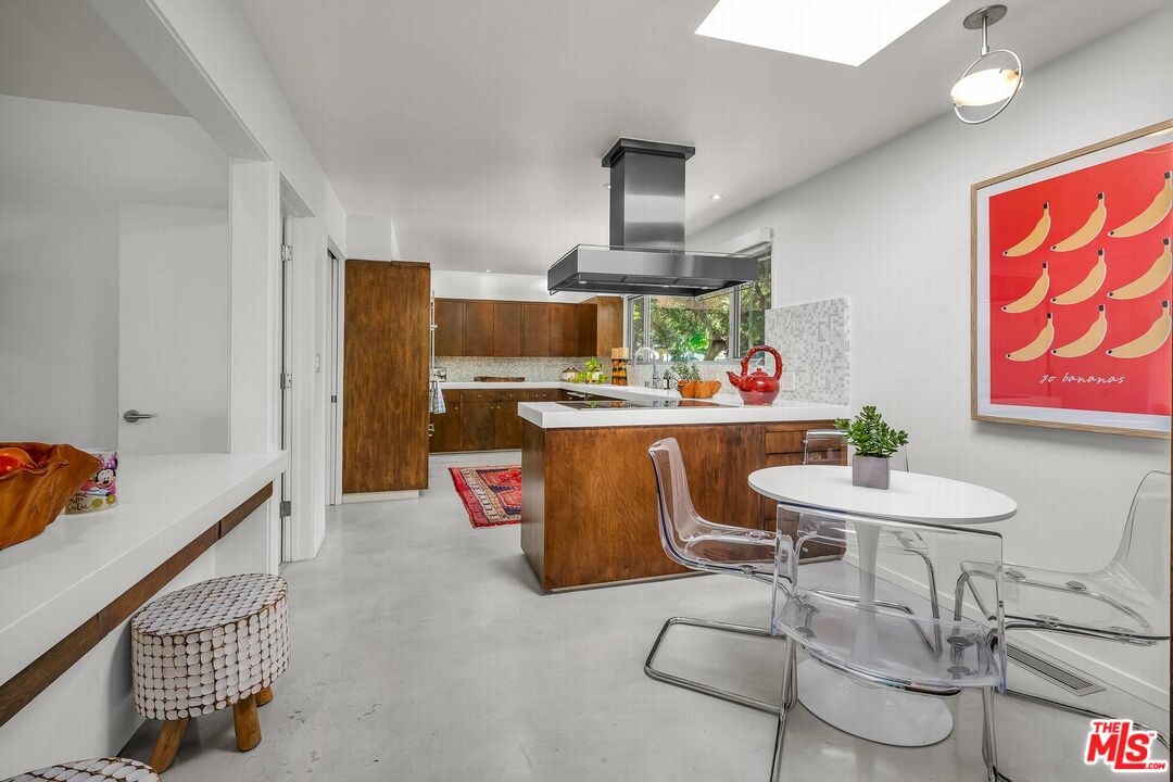 3700 Hayvenhurst Ave