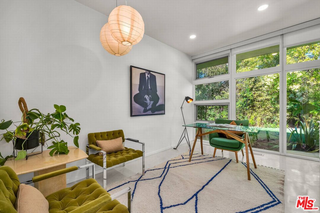 3700 Hayvenhurst Ave