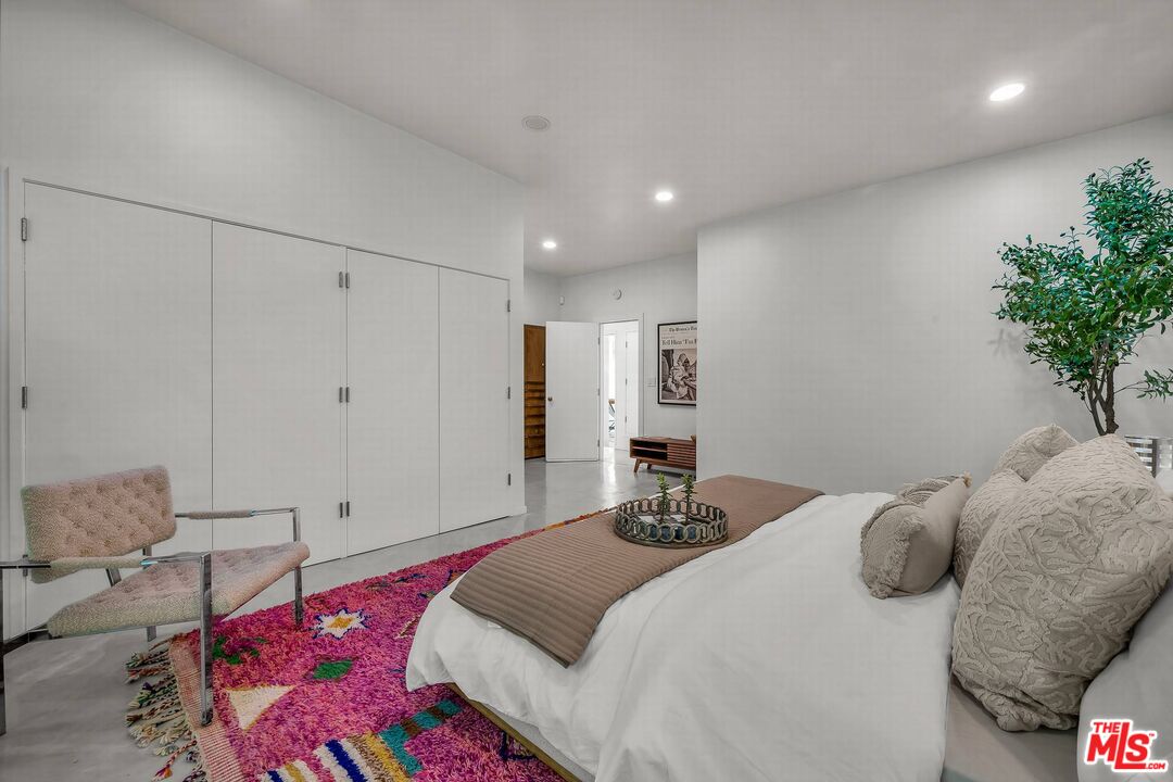 3700 Hayvenhurst Ave