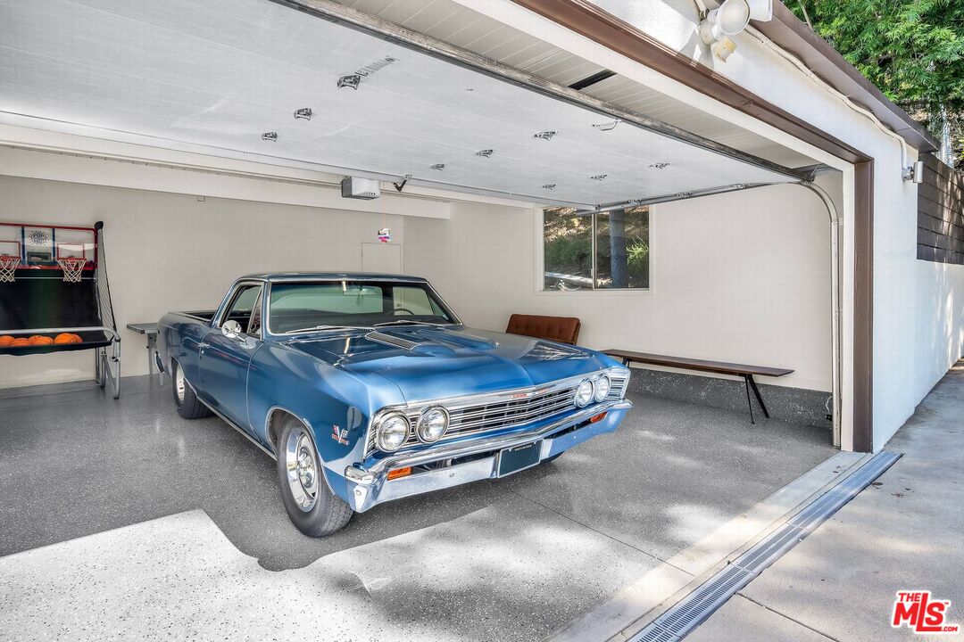 3700 Hayvenhurst Ave