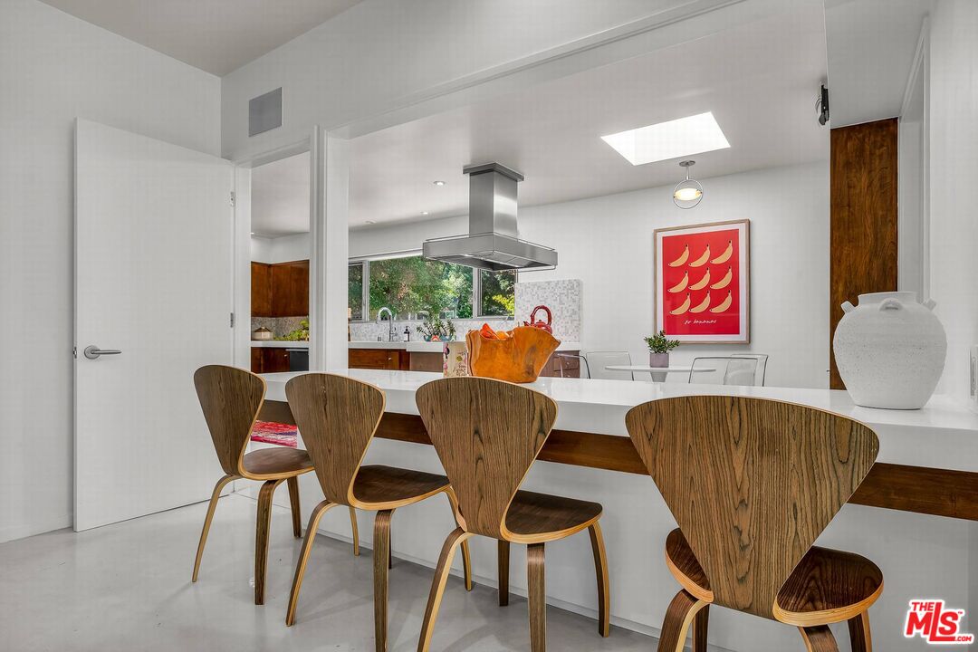 3700 Hayvenhurst Ave