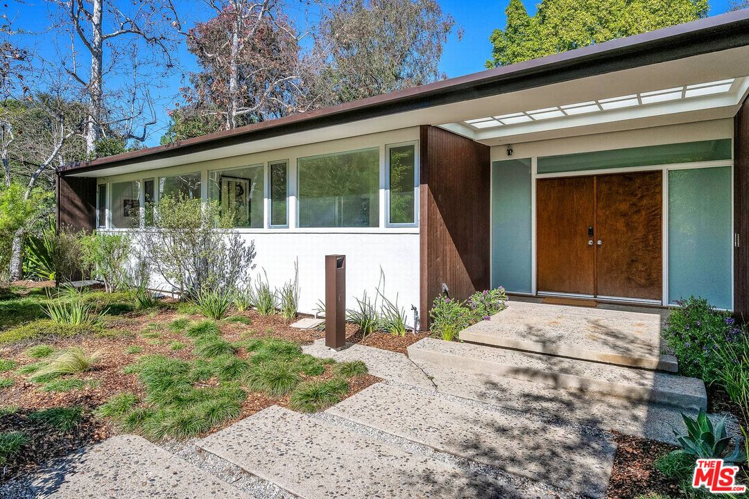 3700 Hayvenhurst Ave