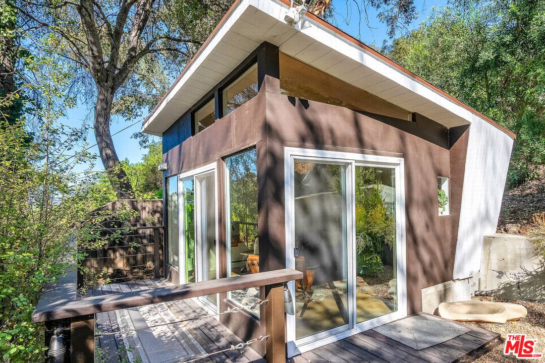 3700 Hayvenhurst Ave