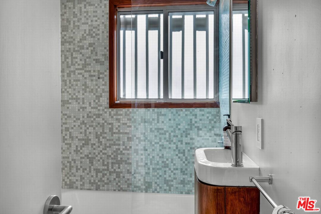 3700 Hayvenhurst Ave