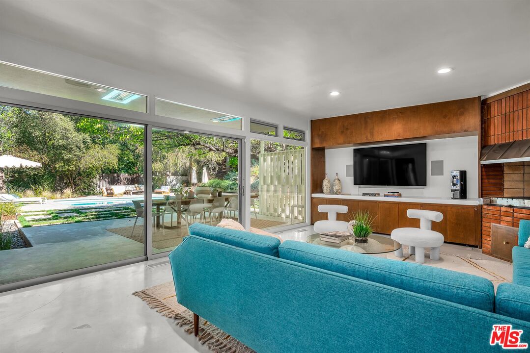 3700 Hayvenhurst Ave