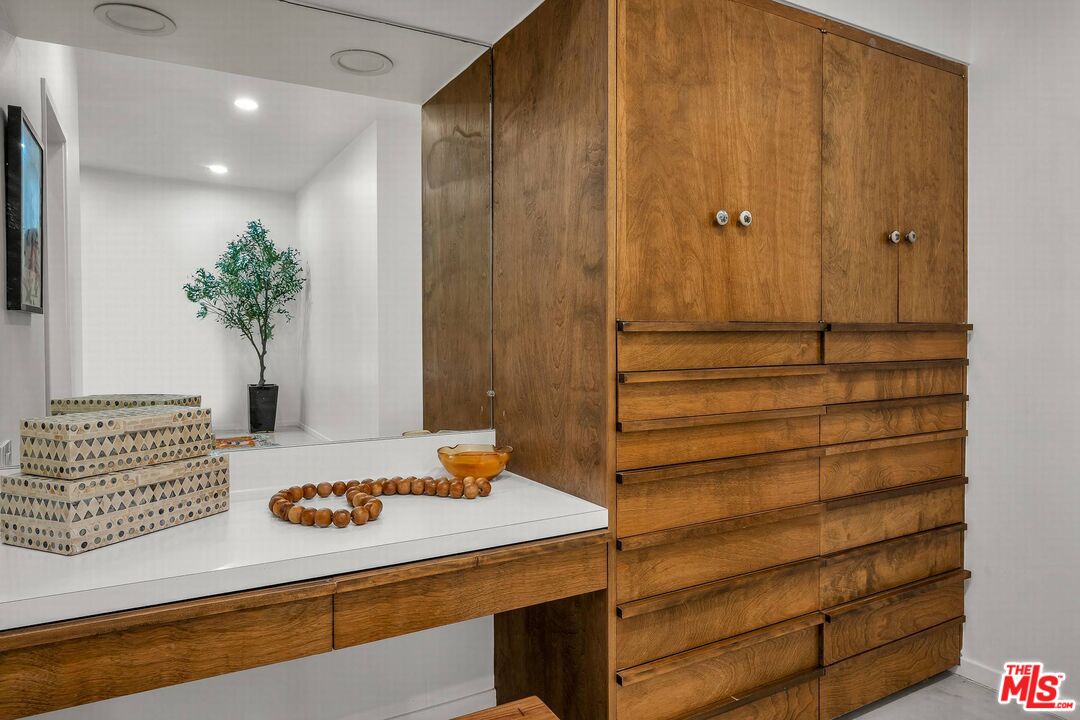 3700 Hayvenhurst Ave