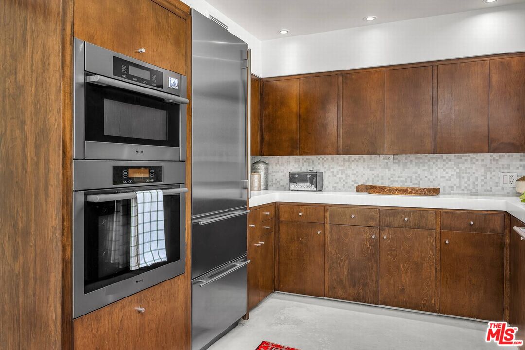 3700 Hayvenhurst Ave