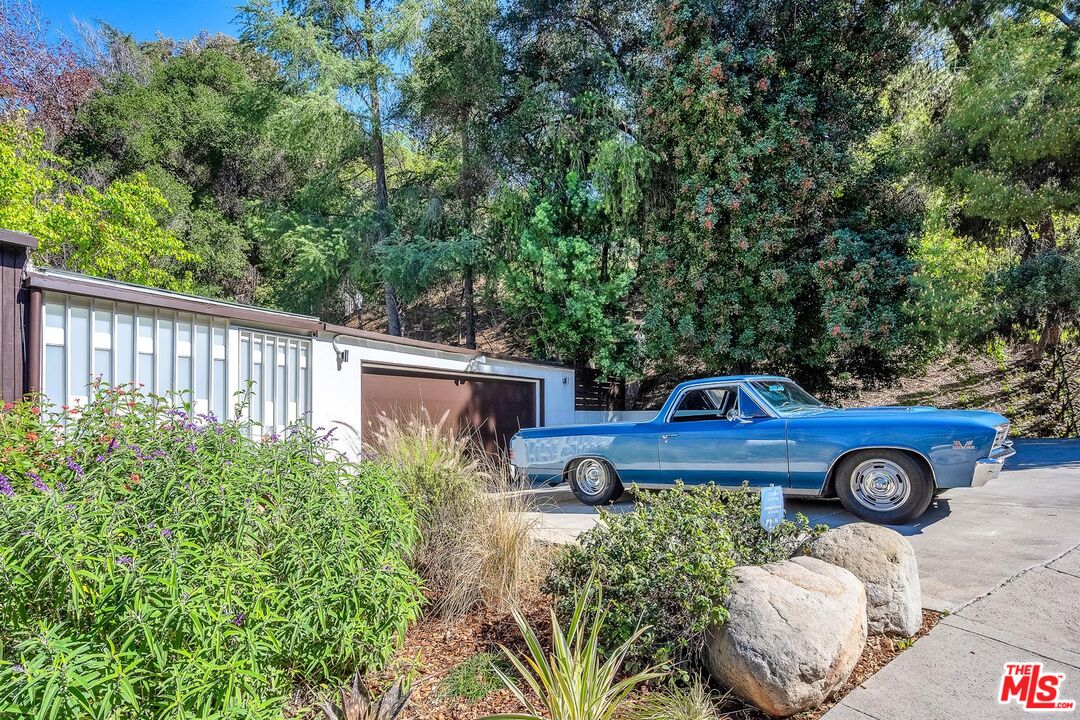 3700 Hayvenhurst Ave