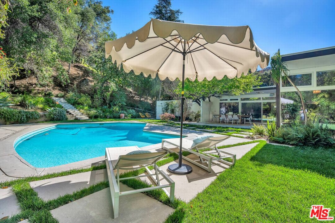 3700 Hayvenhurst Ave