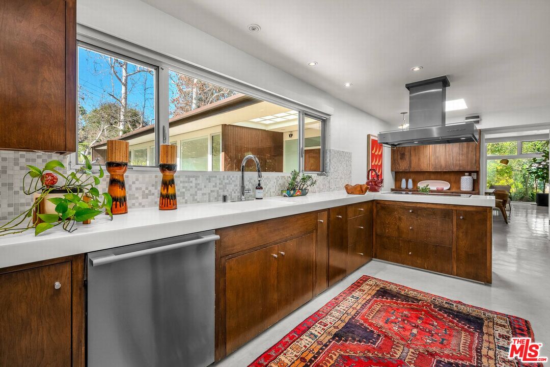 3700 Hayvenhurst Ave