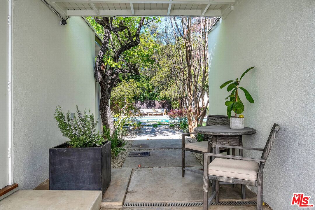 3700 Hayvenhurst Ave