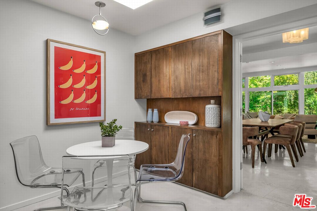 3700 Hayvenhurst Ave