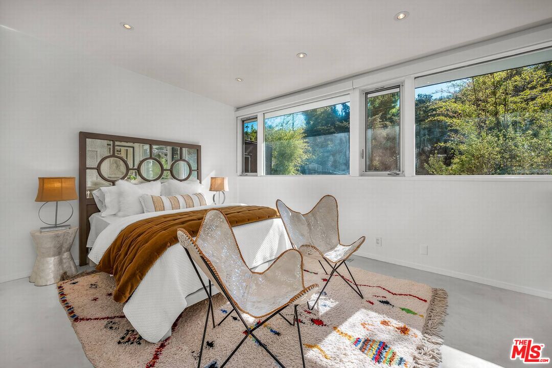 3700 Hayvenhurst Ave