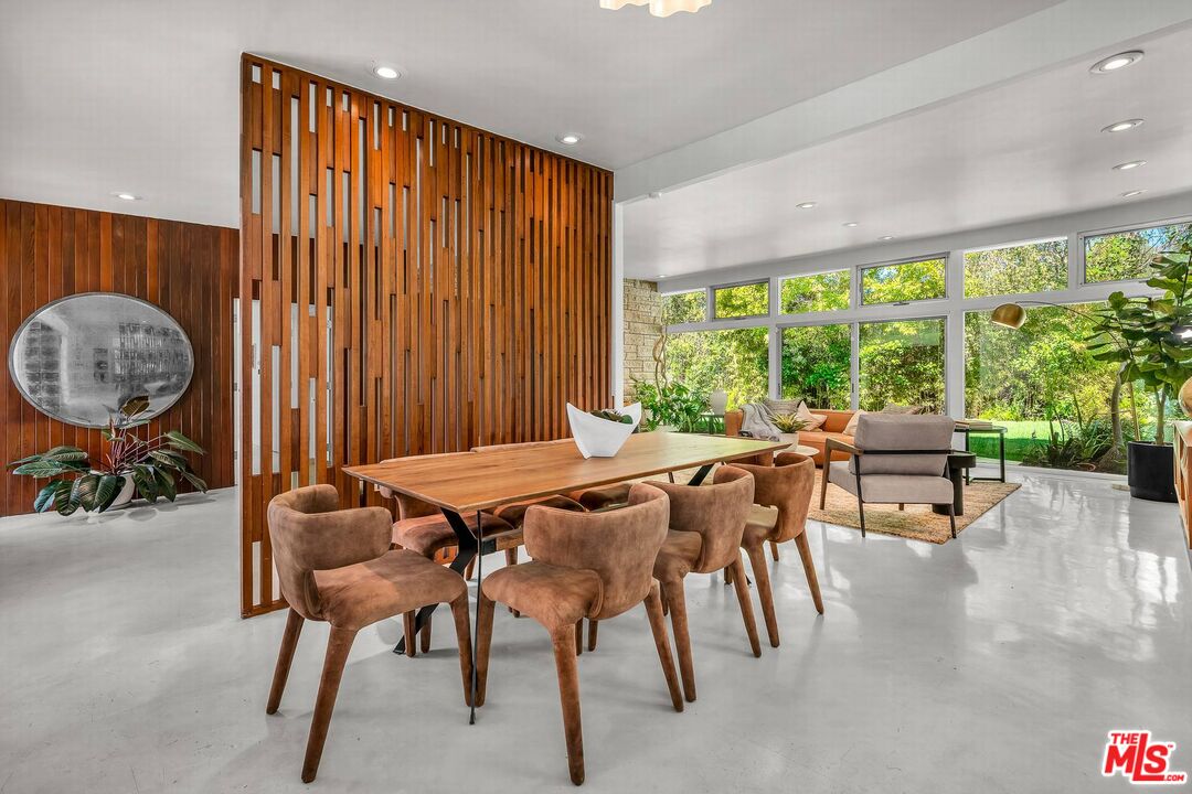 3700 Hayvenhurst Ave