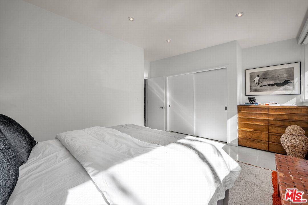 3700 Hayvenhurst Ave