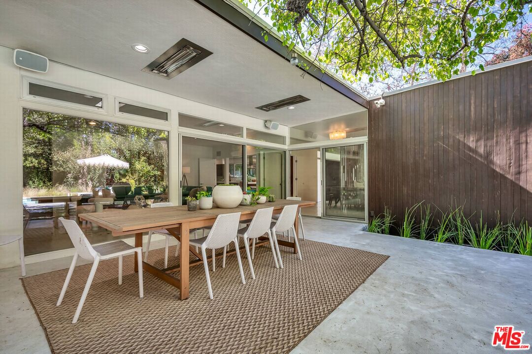 3700 Hayvenhurst Ave