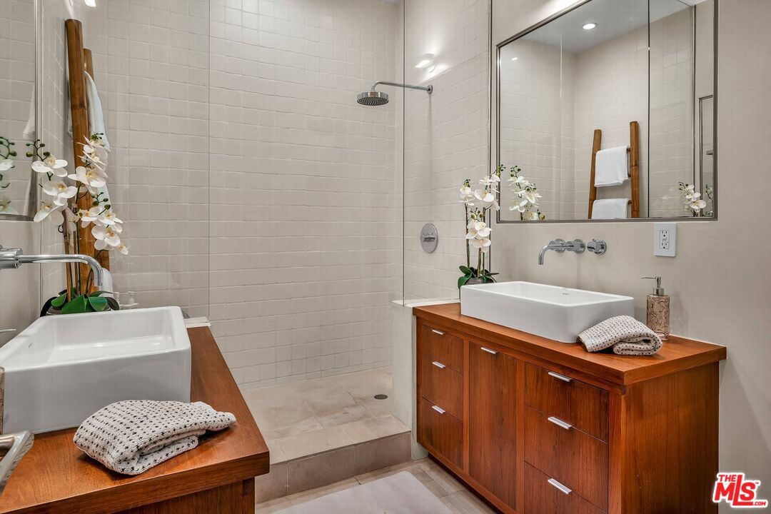 3700 Hayvenhurst Ave