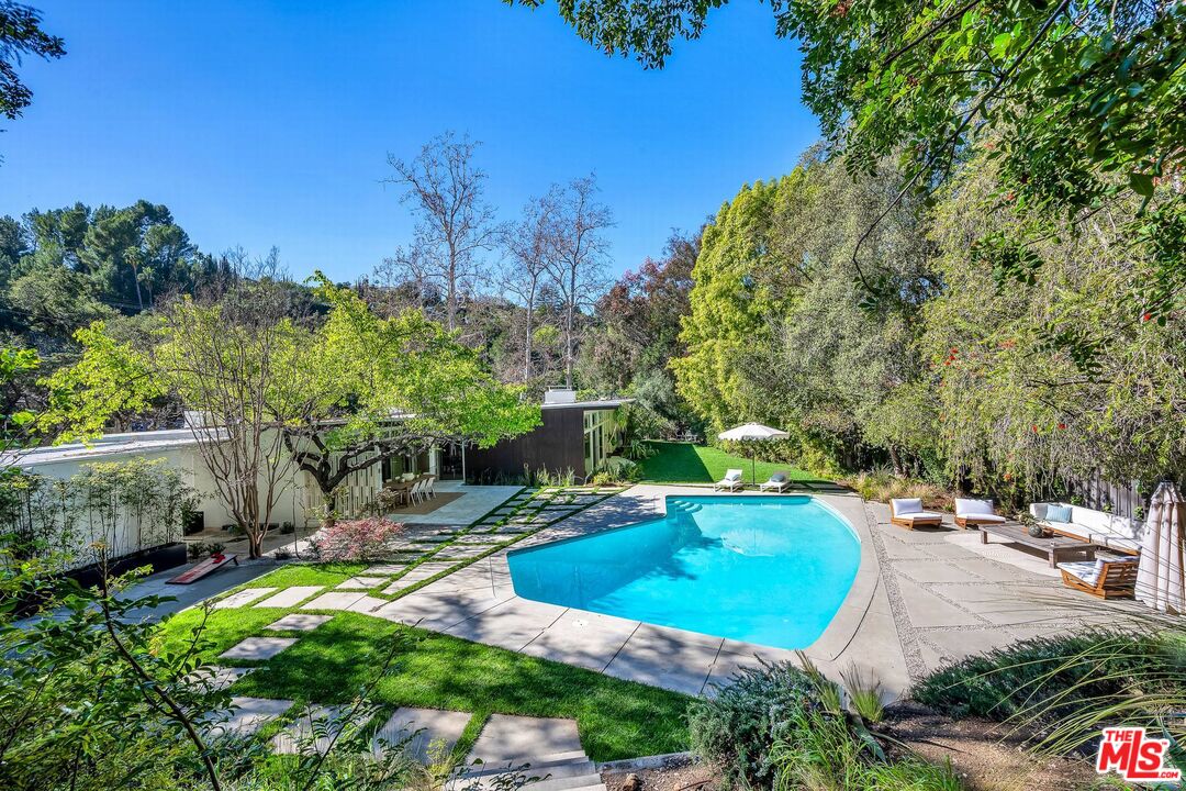 3700 Hayvenhurst Ave